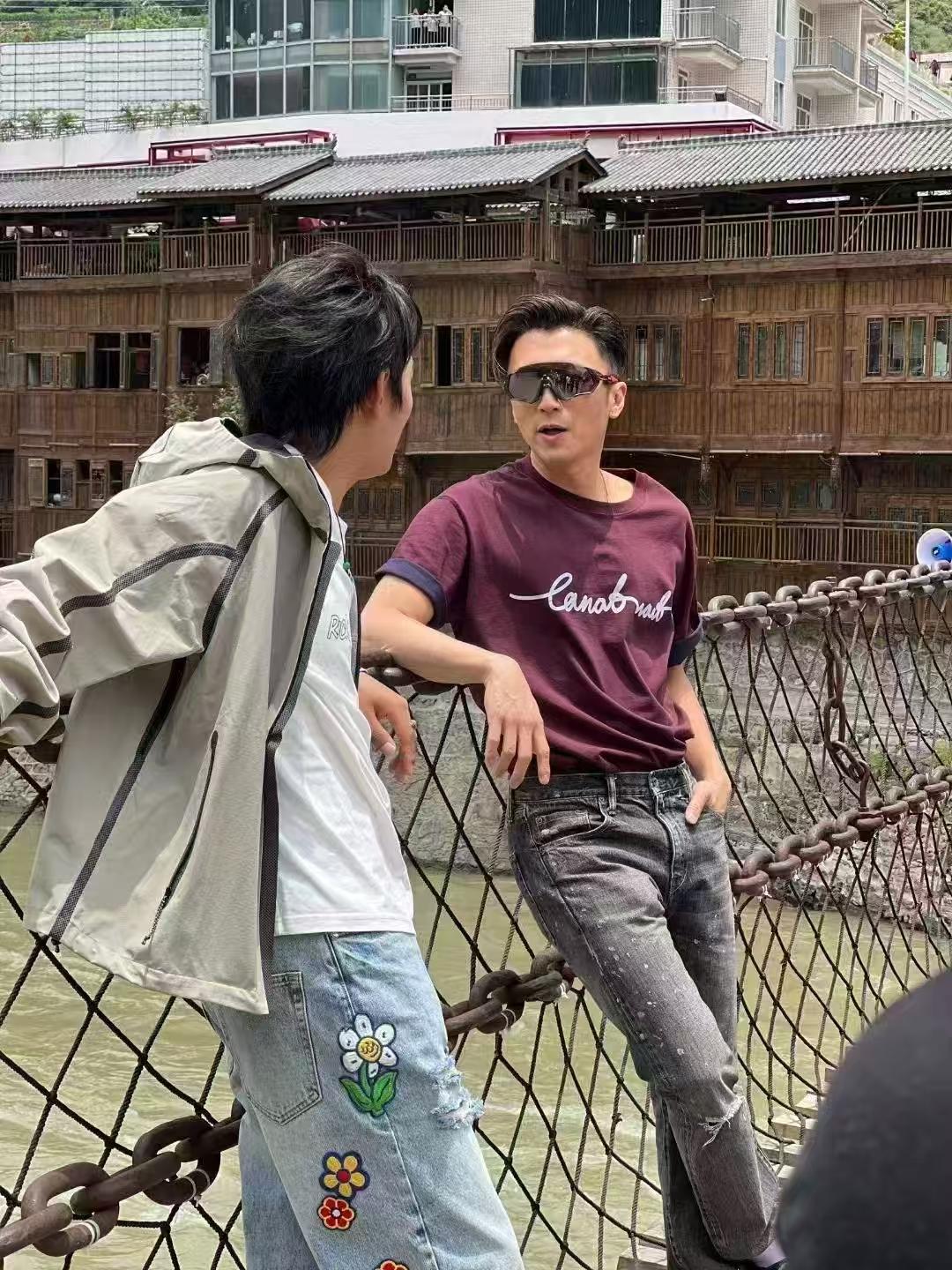 泸定桥上看风景。
