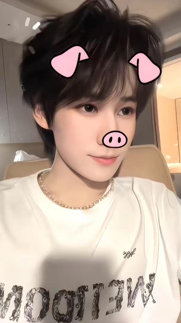 小猪小猪软乎乎遇到困难呼噜噜🐷小猪小猪呼噜噜 能吃能睡肉乎乎🤏