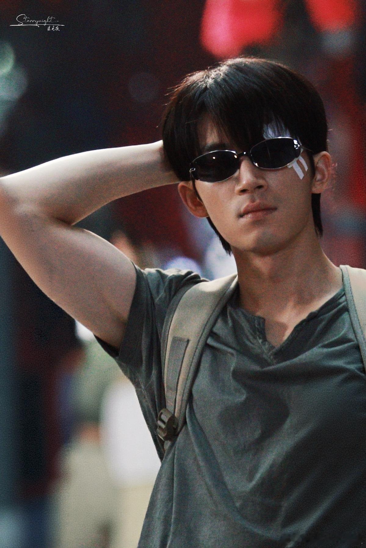 王星越造型路透，港风DNA狠狠动了，墨镜一戴🕶️桀骜又带点痞气 