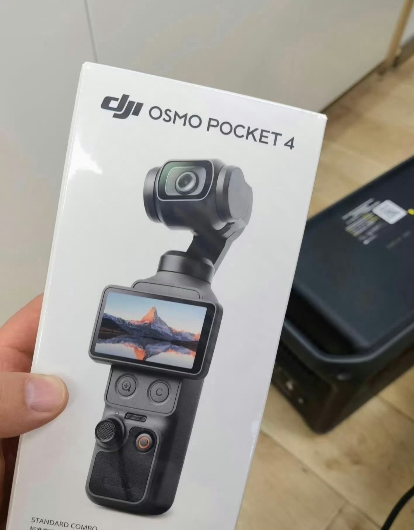 看了一眼现在曝光的pocket4参数和外观感觉我的pocket3还没必要换要么就