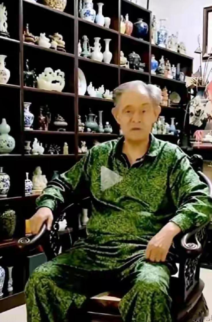 徐湖平事件：文物界的信任危机
 
近期，网传南京博物院原馆长徐湖平陷入文物风波，