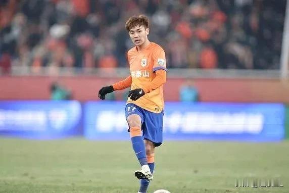 这脸打的啪啪的！不知道他以前怎么成为的国脚？
  泰山队主场3:2深圳新鹏城，首