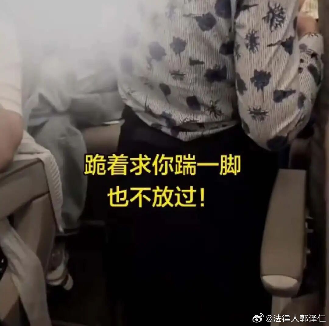网传飞大连航班有空乘下跪道歉？最新回应9月28日晚，网传东方航空合肥飞往大连航班