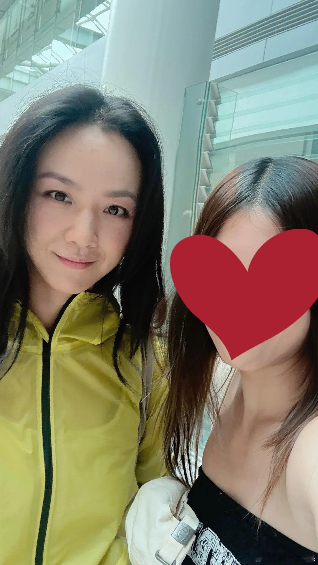 汤唯和路人合照 昨天汤唯现身机场，和好多路人合照，好美的一张脸！ ​​​