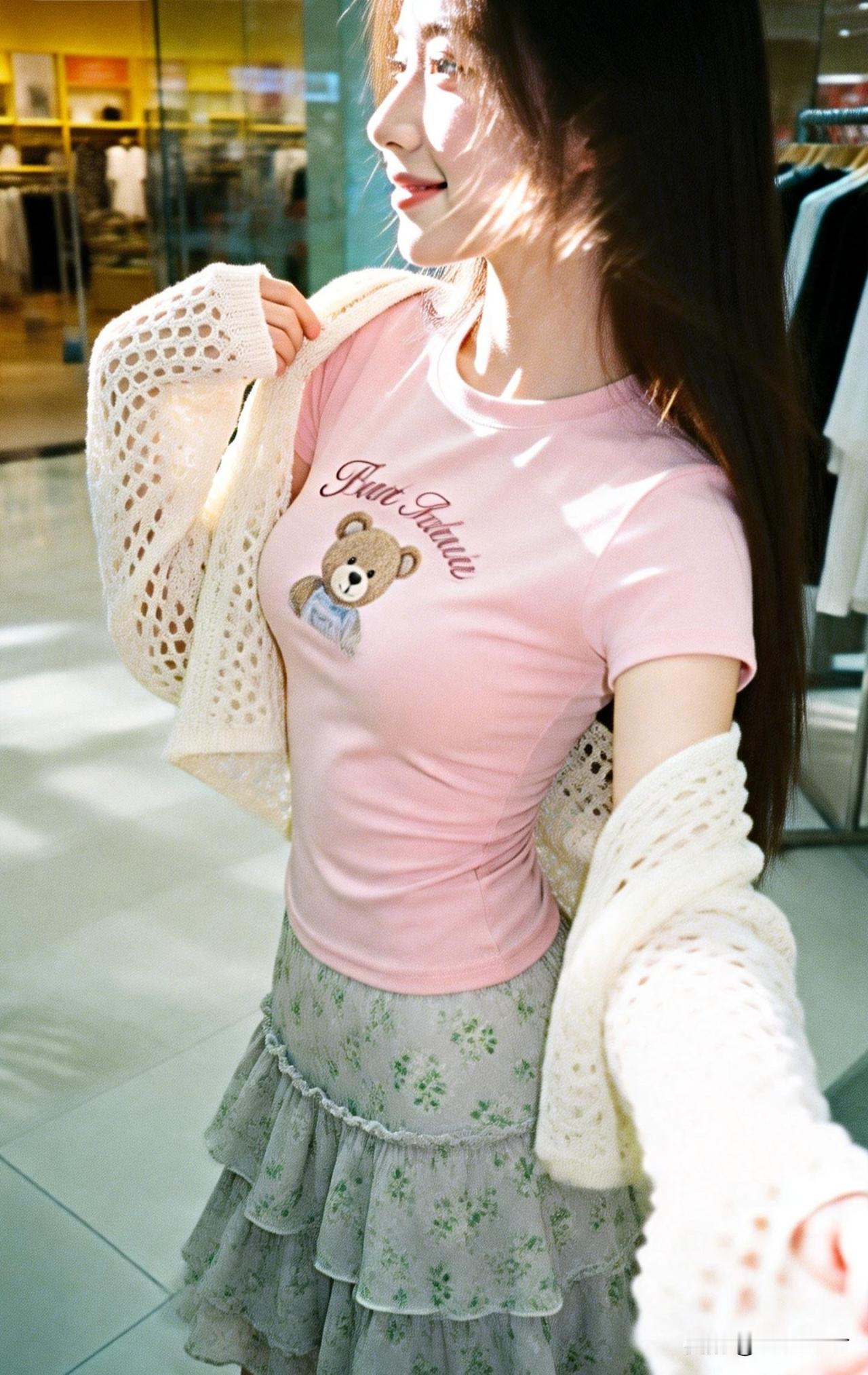 甜美少女风穿搭，粉色小熊T恤搭配蕾丝裙，元气满满！💖👗👗