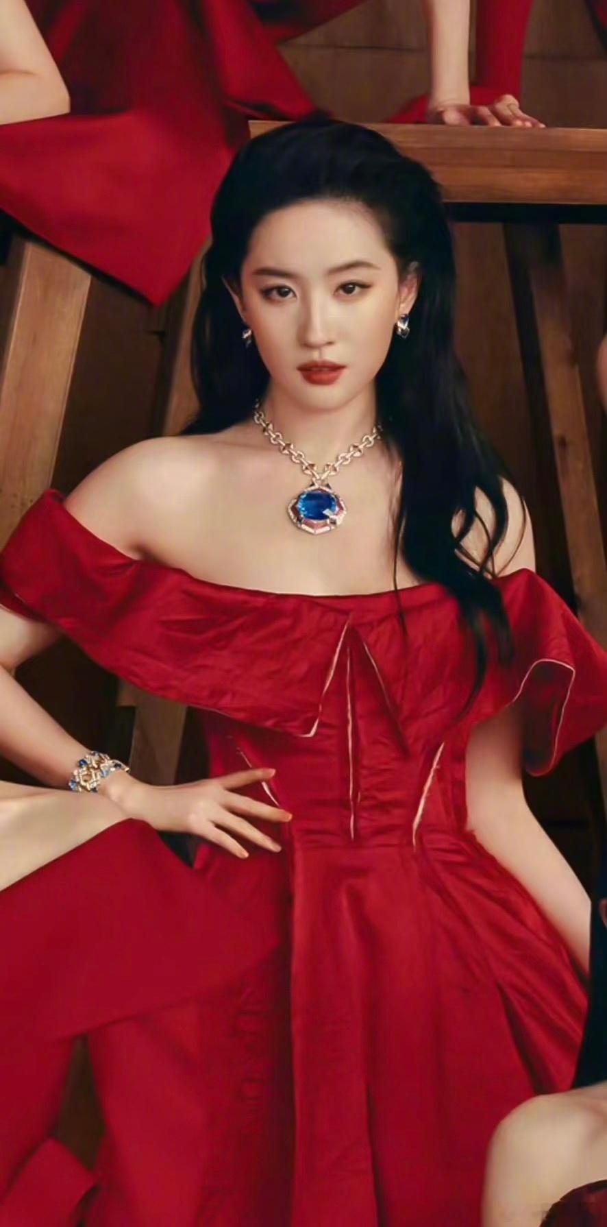 刘亦菲杨幂倪妮迪丽热巴金九封面刘冲 审美女明星们的脸都太夺目了，放大一看才能注意