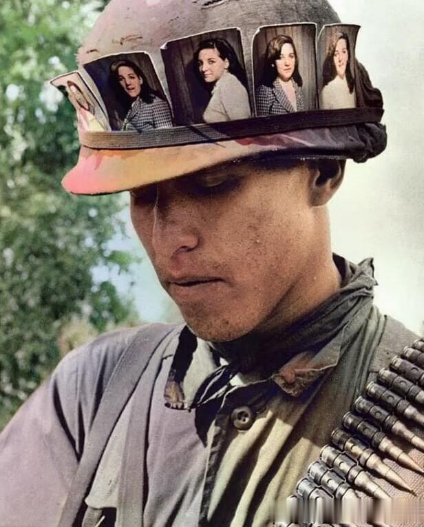 越南战争期间，一名美国大兵将自己的头盔上插满了自己妻子的照片，不知道他是希望让自