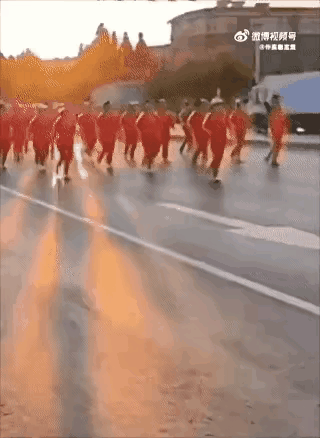 洒水车正在路上作业，一群大妈站在路中间不肯让路，司机没再客气，直接开洒水冲过去了