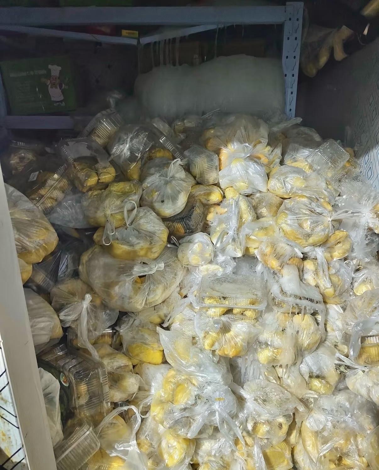 看到这个，以后还敢吃榴莲吗？
冷库囤着满满一仓冰冻榴莲，塑料袋裹着厚厚冰霜，不少