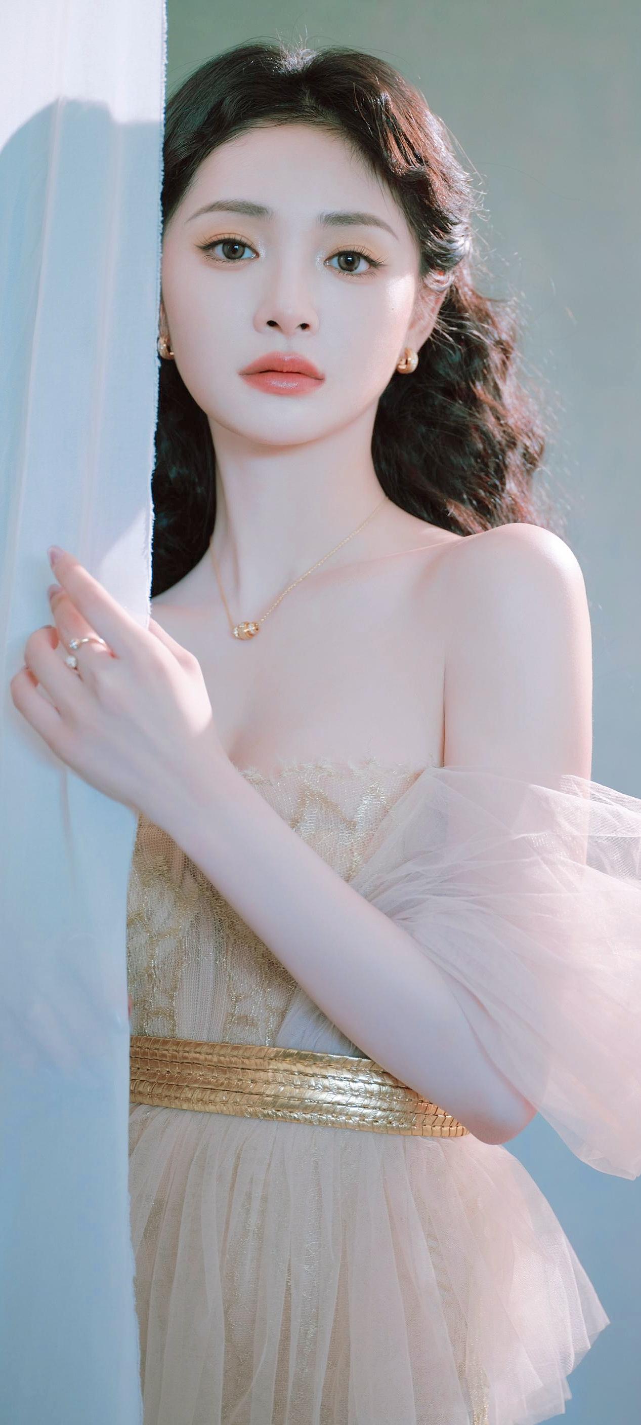 上联：云鬓卷时，金饰流光添妩媚
下联：素纱落处，仙裙曳影显娇柔
对联 对对联飞花