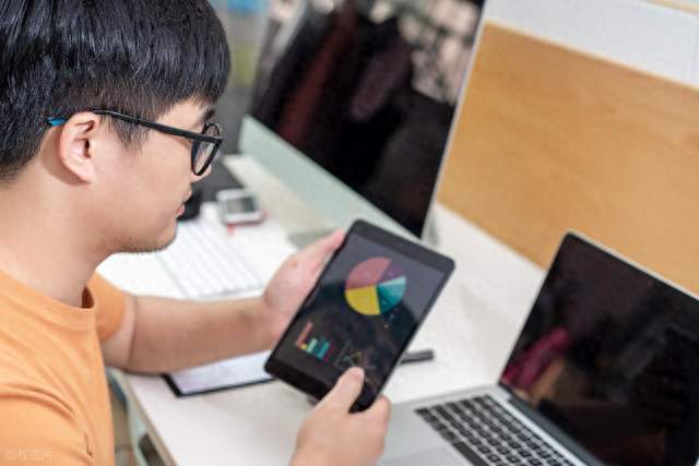 午休赚三份工资：年轻人的安全感从哪来
