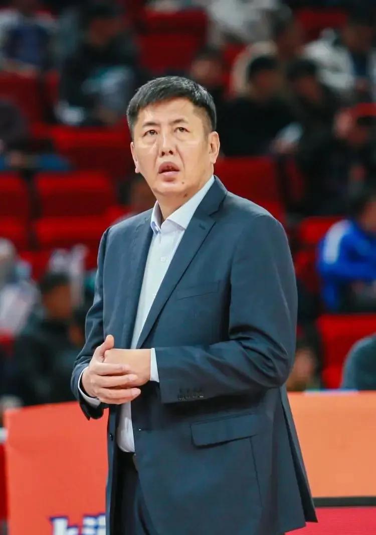 赛后，高速男篮主教练丁伟与宏远主教练杜锋相互握手，拥抱致意，还窃窃私语了一番，丁