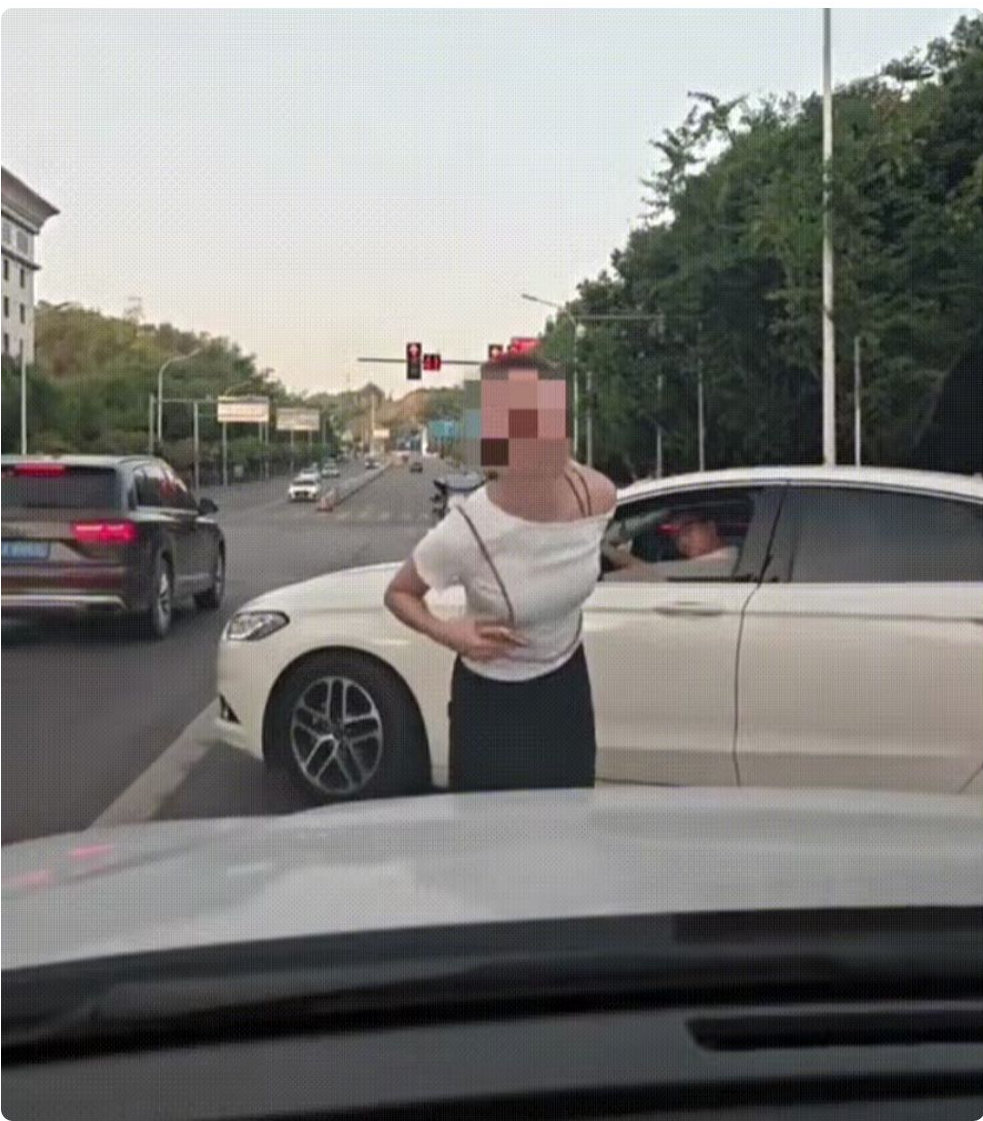 不是一家人不进一家门！女子站机动车道当人肉路障，配合老公压线加塞，成功后朝后车吐