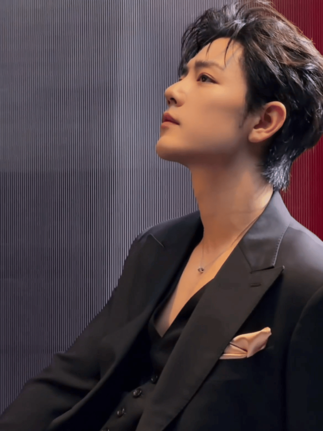 肖战深V黑西装live性感死了