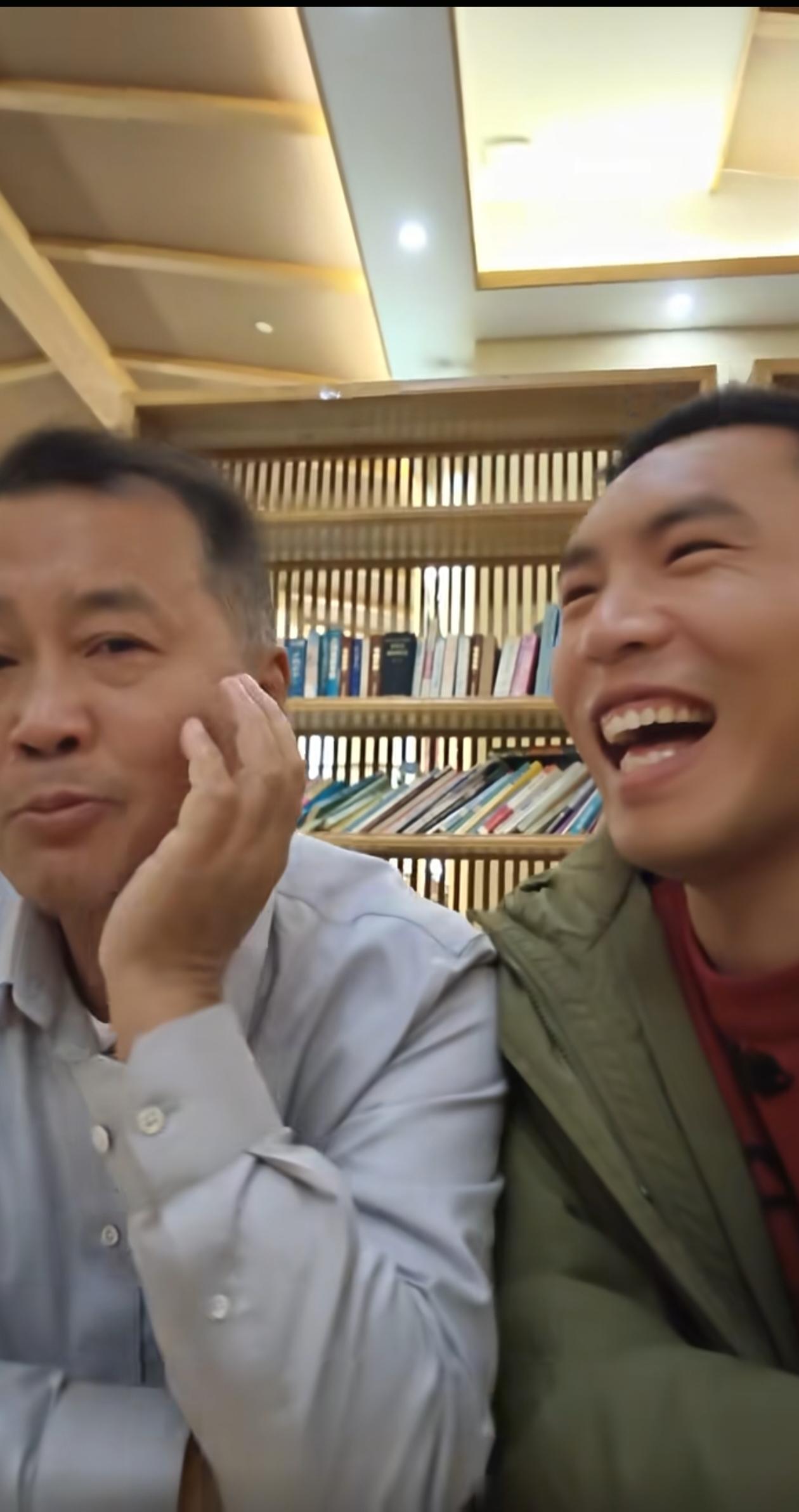 小齿轮删光视频只留了和沈巍合影的新年视频，视频中他笑的很开心地说“新的一年，有什