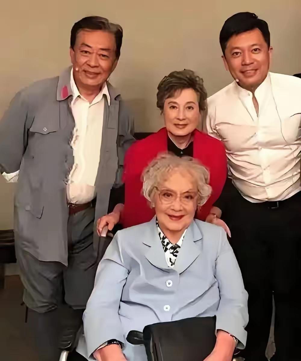 秦怡、向梅、王诗槐、何政军这四位老戏骨的合影，呈现出长辈与小辈同框的画面老演员剧