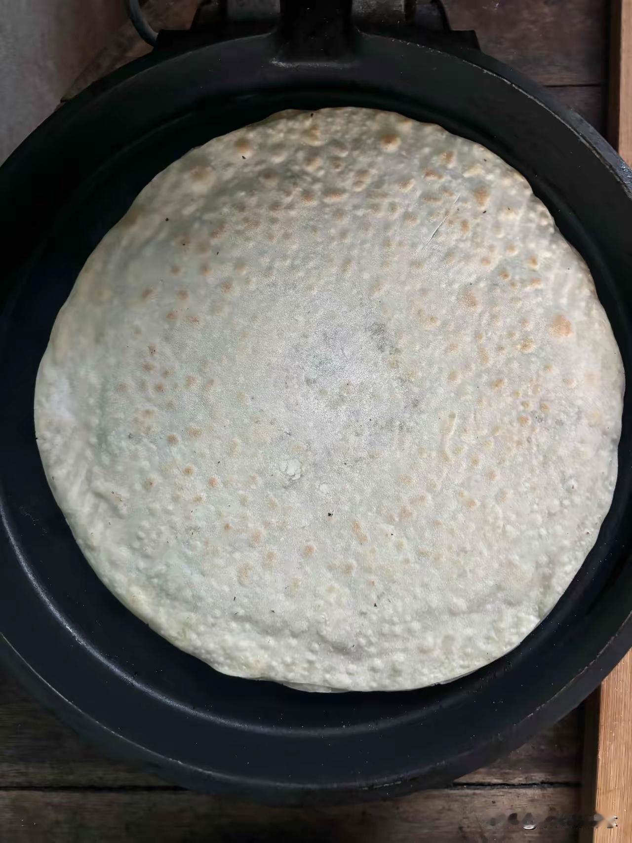 看着蔡老师婆婆做的那个饼就是好吃的样子，我都馋了。

        我咋就不会