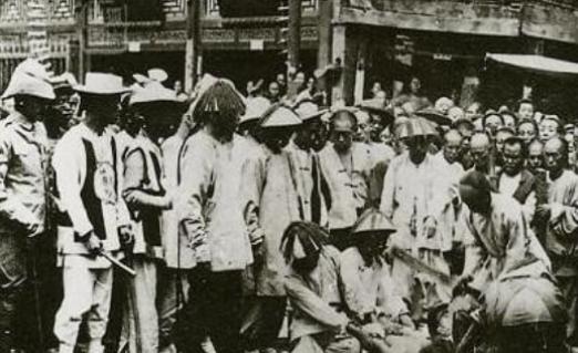 1855年，京城，小刀会一名女将被凌迟处死，她被五花大绑地捆在木桩上，衣服被扒光