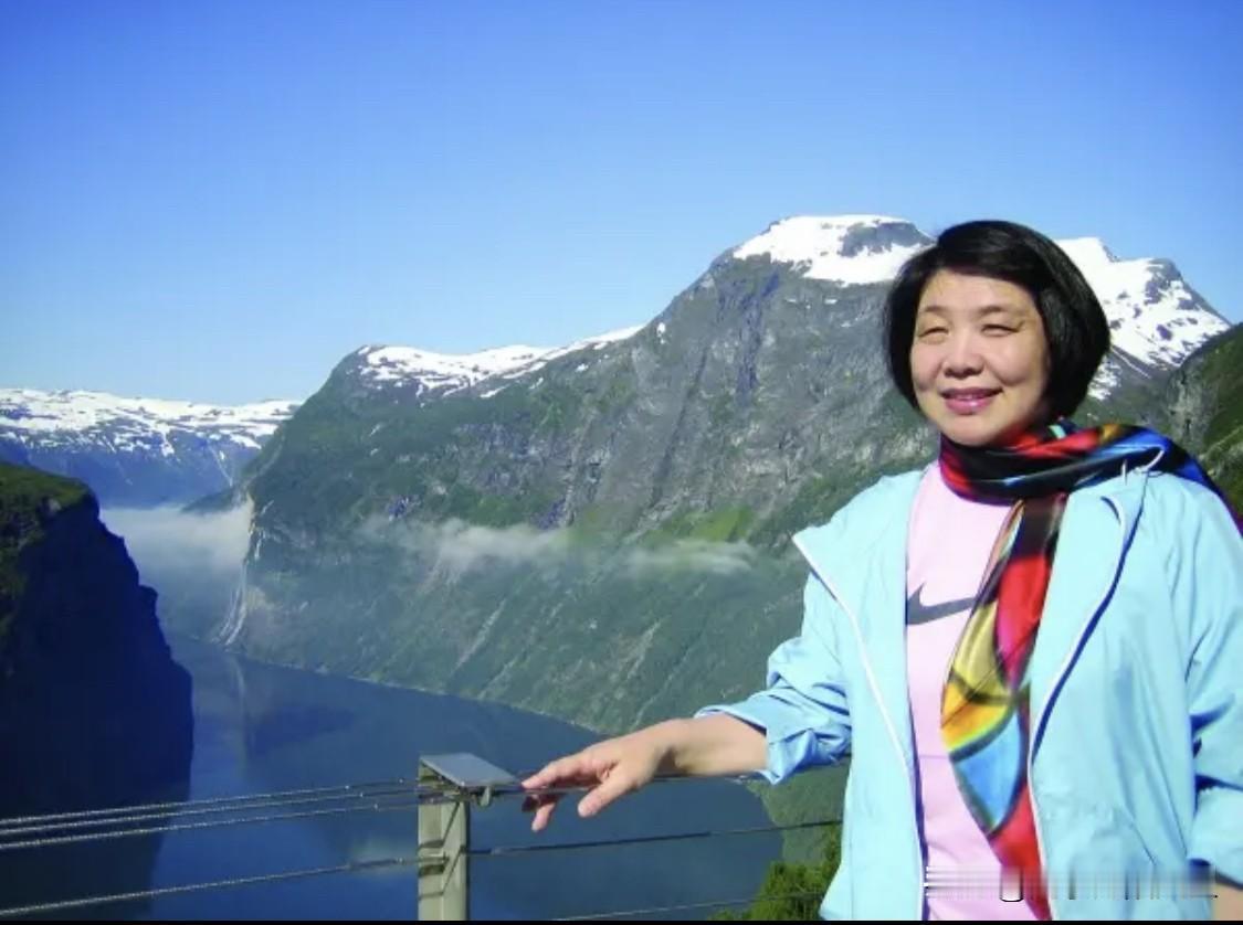 作家毕淑敏说：
“人生不要比较，物质的东西永远没有尽头，你住多大的房子，天下永远