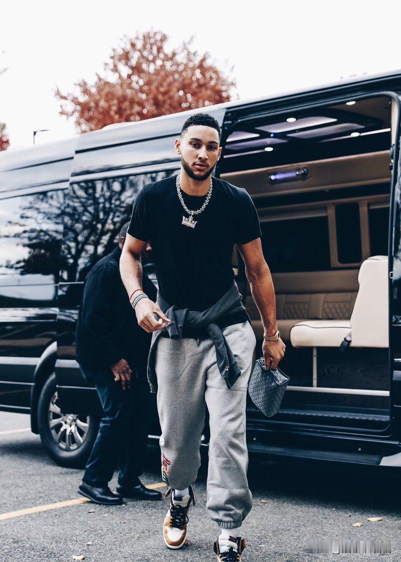 有媒体报道，开赛两场，快船替补控卫克里斯·保罗表现差强人意，未达成快船既定任务，