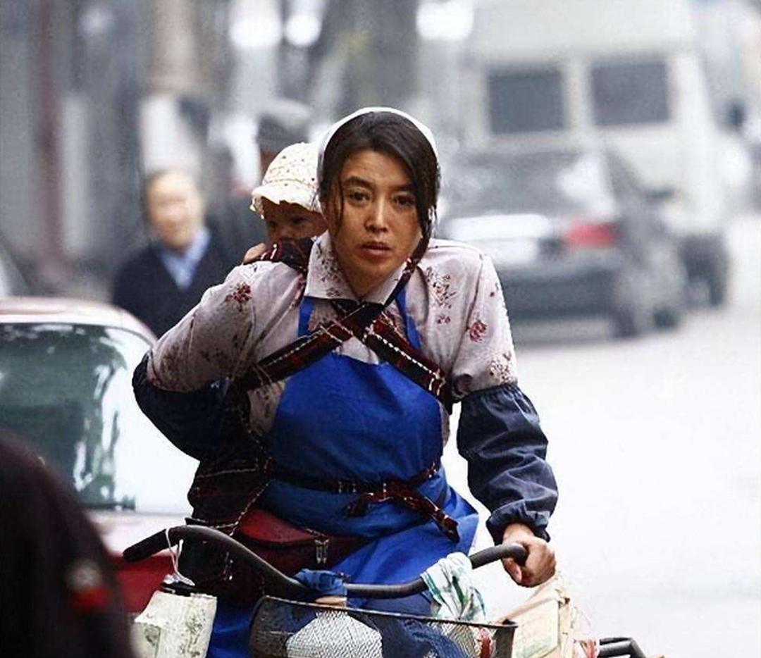 2002年，32岁的孙红雷回到家中，瞧见43岁的同居女友丁嘉丽头发凌乱，当下就心