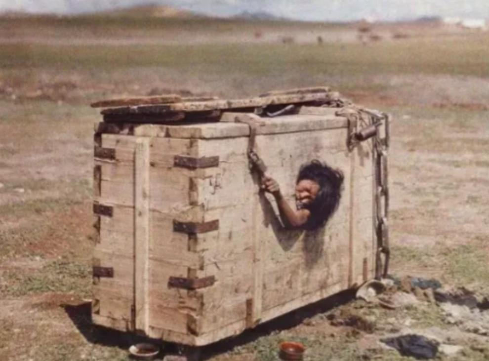 1913年，蒙古乌兰巴托，一名女子因犯通奸罪，被实施"箱刑"。她被剥光衣物，用铁