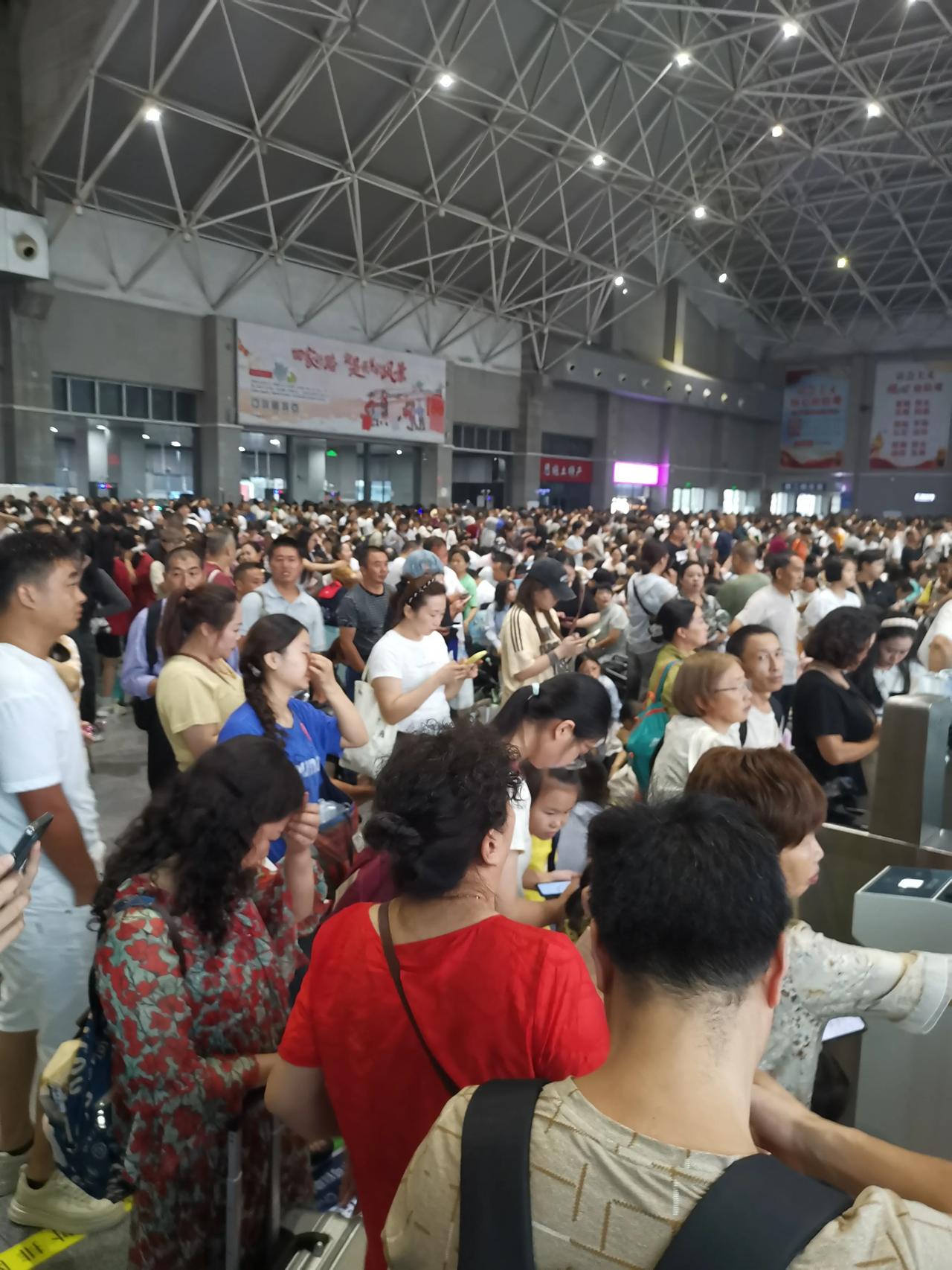 暴雨，延迟旅行大军步伐

恩施，从前热度很高的小城市，由于暴雨，导致近十趟列车晚