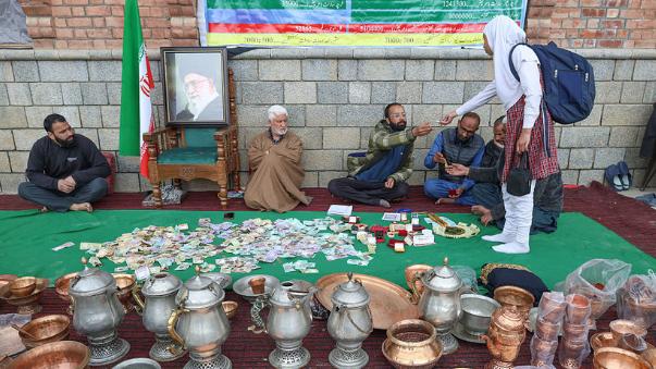 印度平民捐黄金支持伊朗！

说出来你可能不信，印度克什米尔地区的老百姓，居然在自