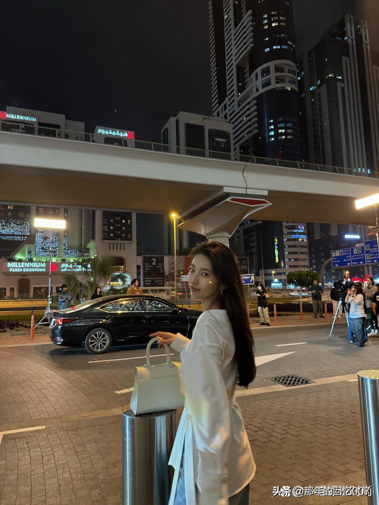 幸福其实就藏在生活的细枝末节里。手机满电、余额充足，心里就有了踏实的底气。回家有