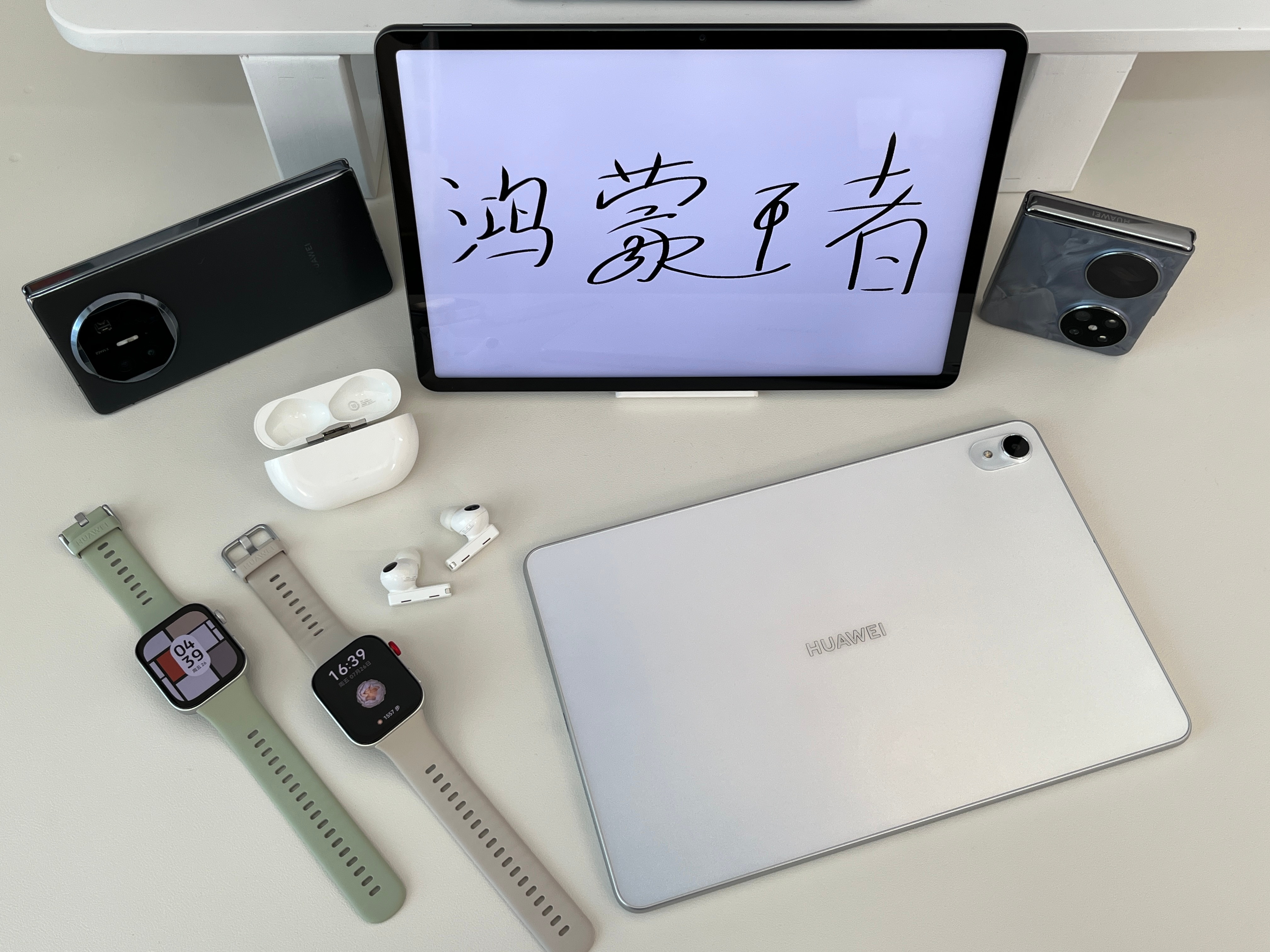 嘿嘿嘿！#谁是鸿蒙最强王者# 我也来参战了！清点了下我的设备，手机、手表、平板、