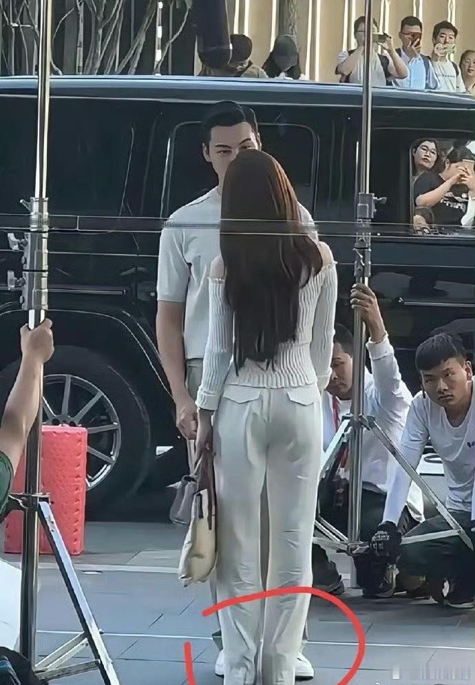 赵露思和陈伟霆合作都已经穿这么高的内增高了，那和彭冠英合作岂不是更为难她了？ ​