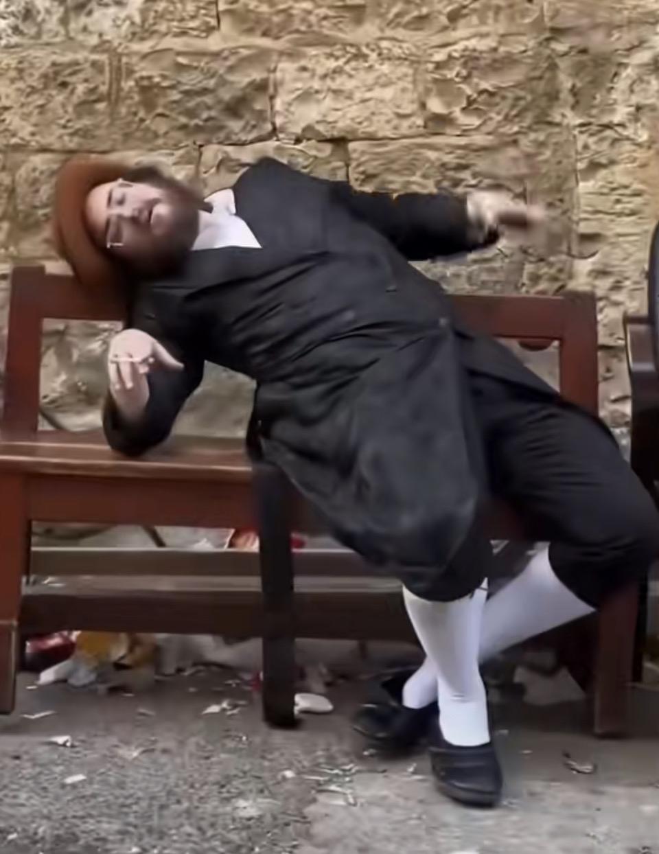 这位大叔在长椅上休息，看起来有点搞笑。