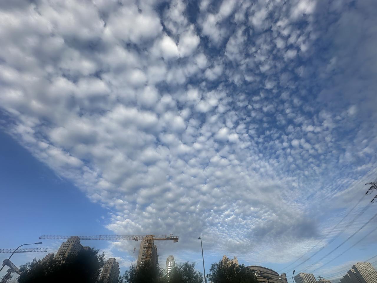 北京今天终于不下雨了～还是喜欢晴朗的天气，最近雨水太多太大，而且还打特别大的暴雷
