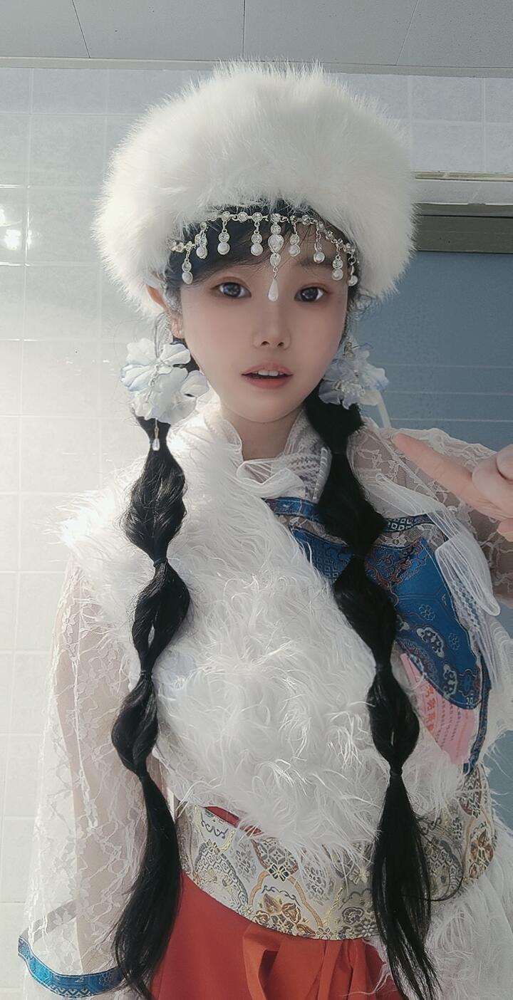 哥哥：我穿藏服好看吗？