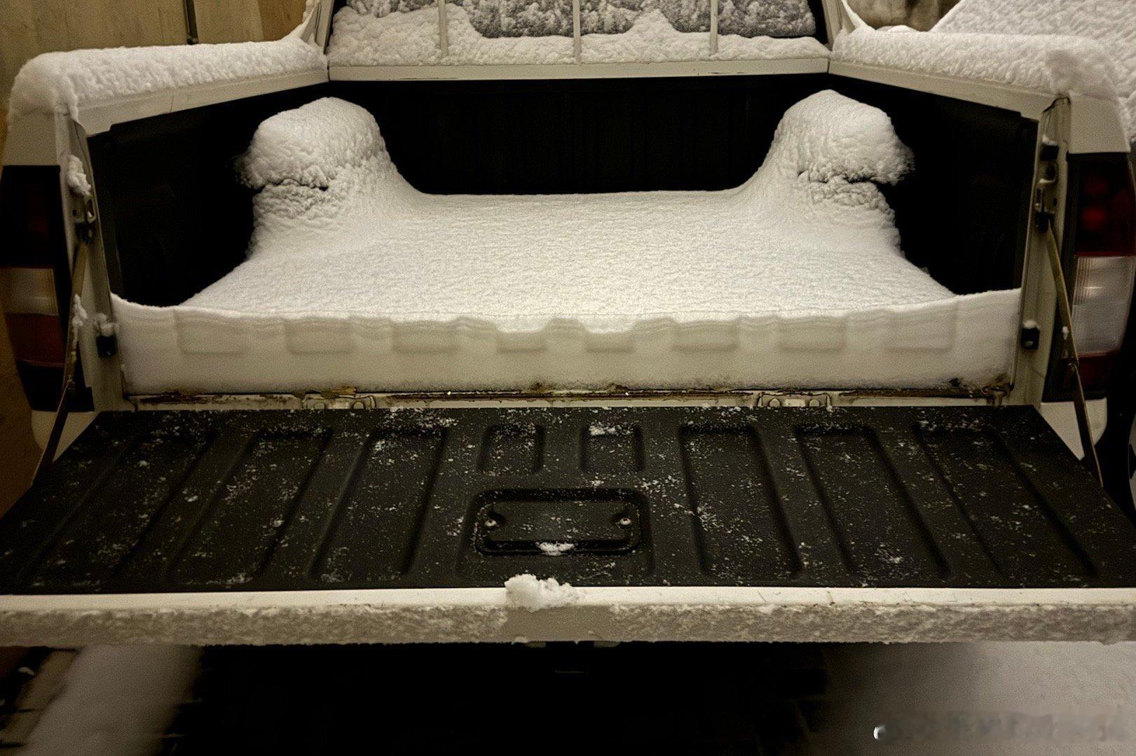 #北京下雪#  昨天北京一晚上下了得有10厘米厚的雪，看了眼停在外面的小皮卡装了