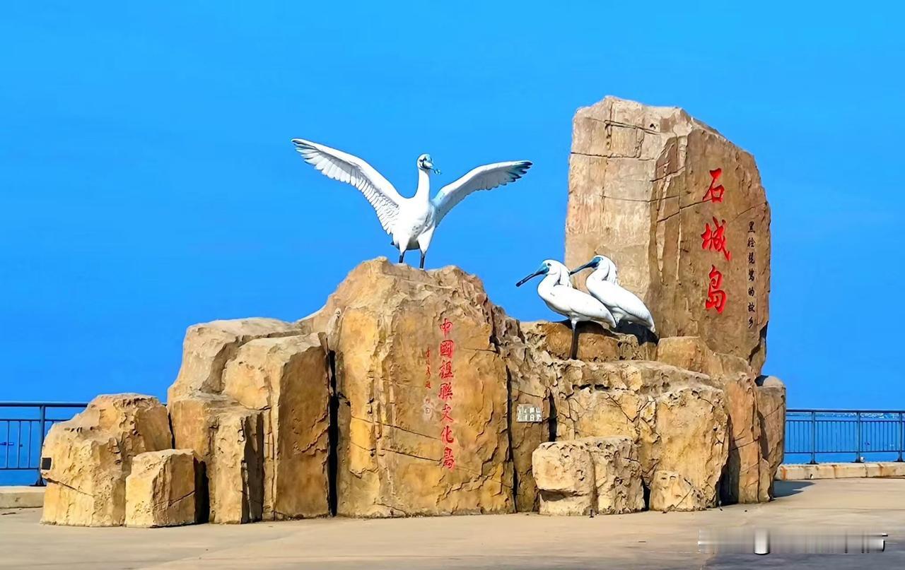 大连庄河石城岛四面环海，往来进出全依靠海上轮渡，大大小小各式船只往来穿梭，迎着海