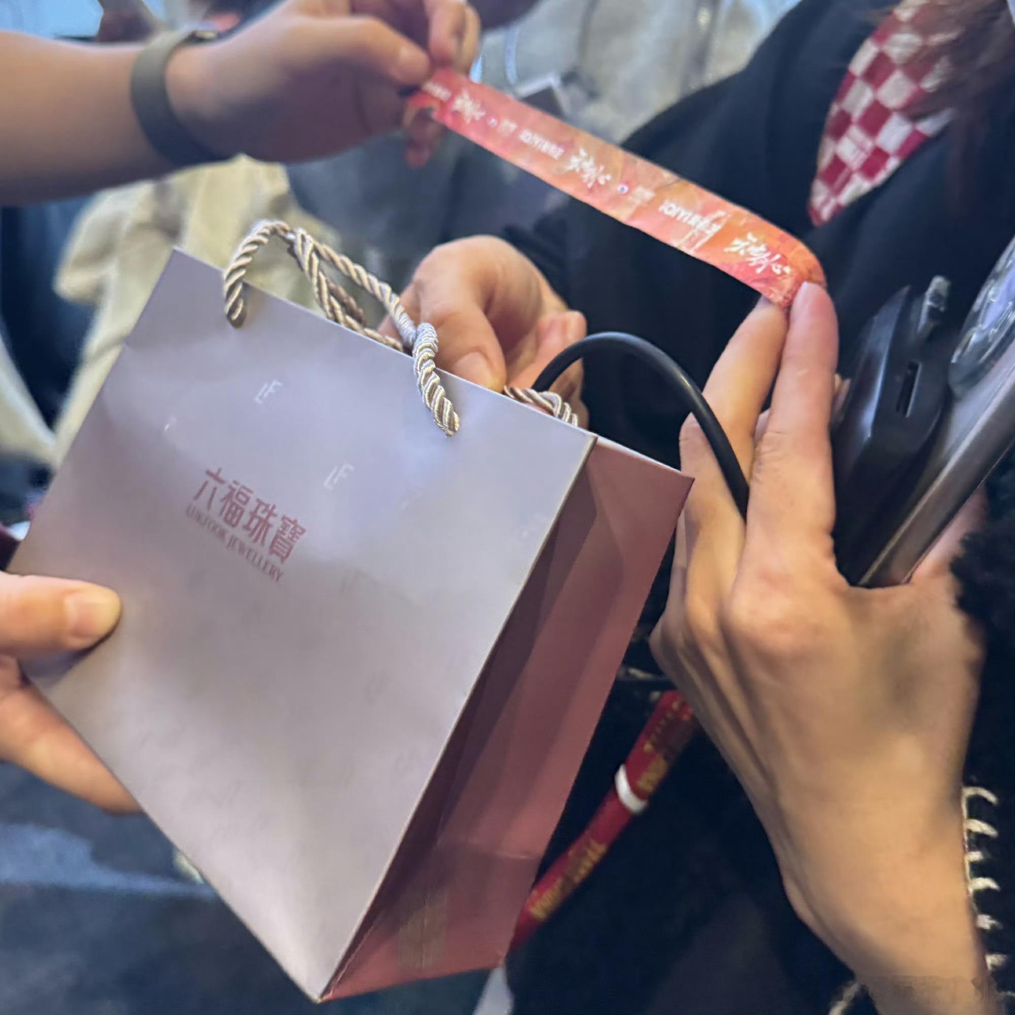 成毅《天地剑心》追剧团媒体抽奖环节是黄金做的富贵剑[衰][衰]就这么个金子水灵灵