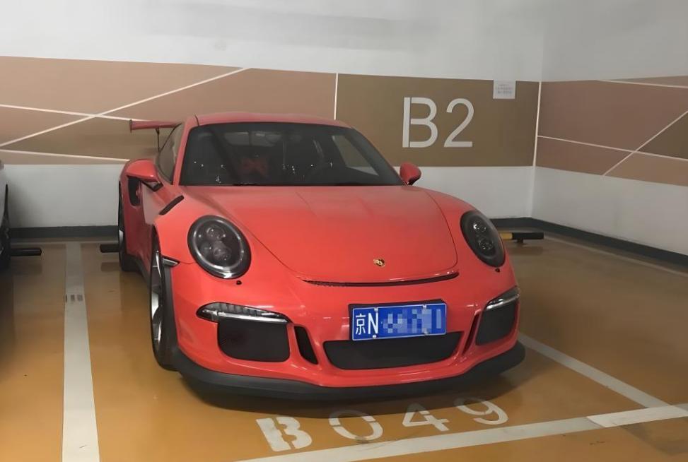 昨天早上上班，来到停车位发现车子挡风玻璃贴着一张纸，上面写着：“明天父亲100岁