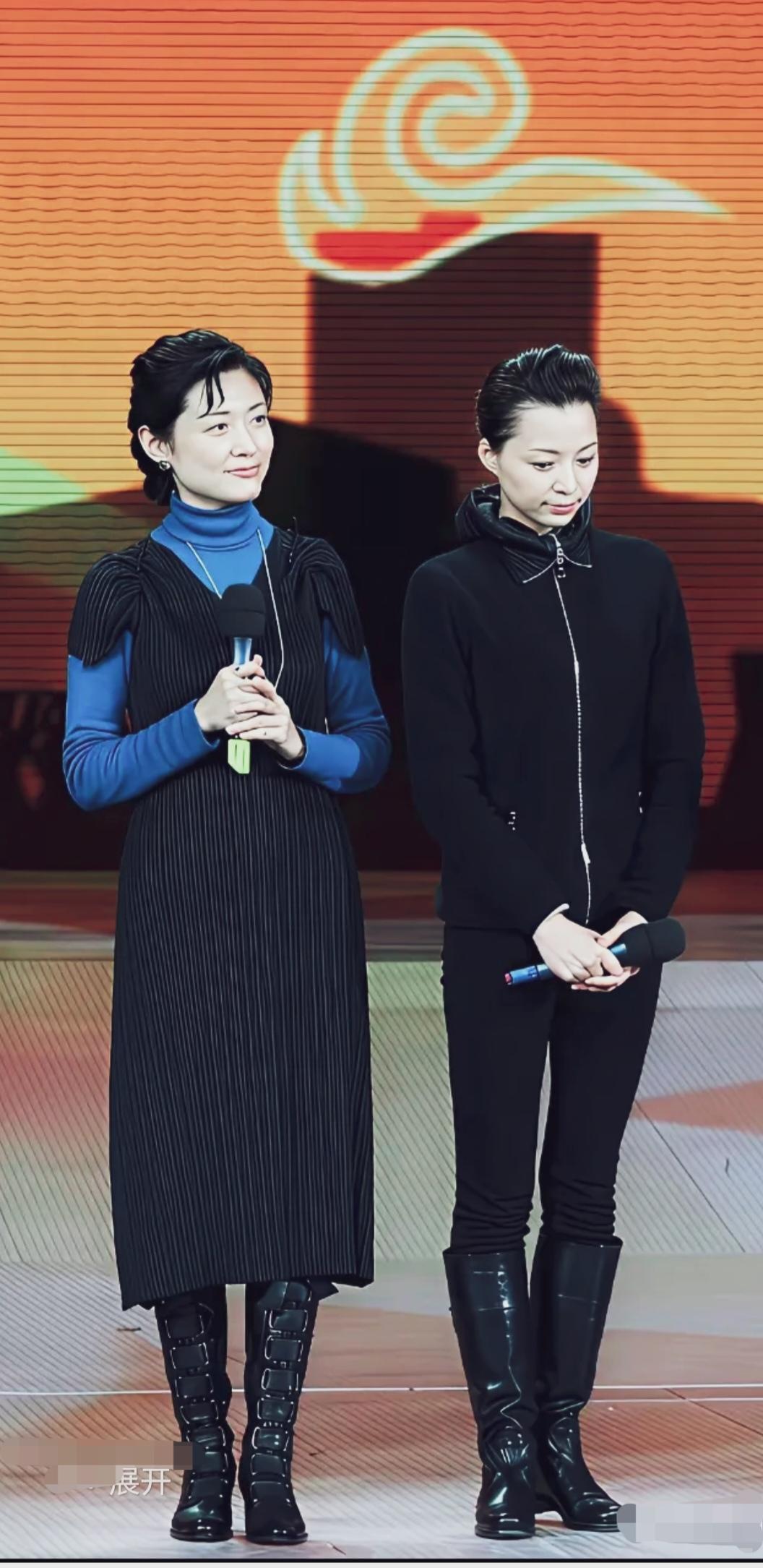 这张照片拍摄于央视春晚的彩排现场，这是彩排时的私服造型！
周涛蓝色高领打底衫外搭