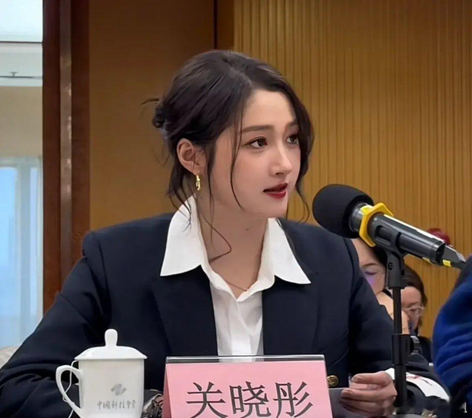 关晓彤一身正气的感觉！ 