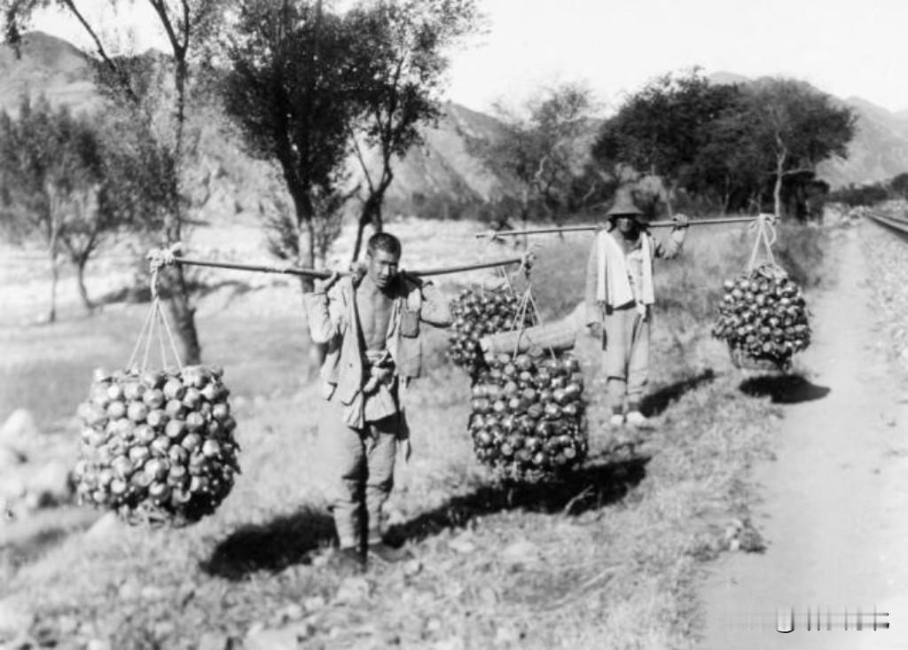 现代人烧水用的是各式各样的水壶，要求水壶中水的能够尽快沸腾能喝。在钢铁不是像现在