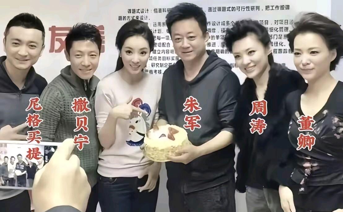 六位俊男靓女央视著名主持人齐聚一堂。他们主持风格各异，而我还是偏爱周涛，她人美姿