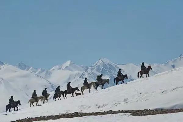 《七律·戍边阿里》

                  王永新

雪域昆仑壮志