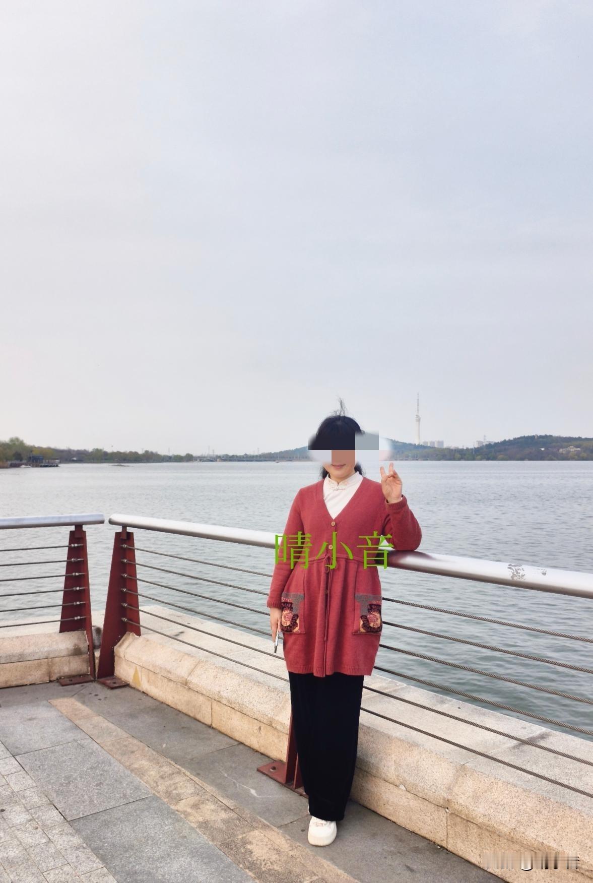 春日公园踏青，遇到一好友，让他帮照几张，结果照相技术太烂，人照的虾巴小，下踩一大