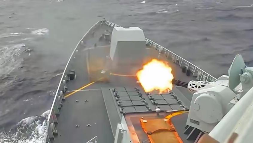 岛内日本问题专家何思慎受访时说道：“大陆把台湾空域封起来时，特别留了一个缝，台日