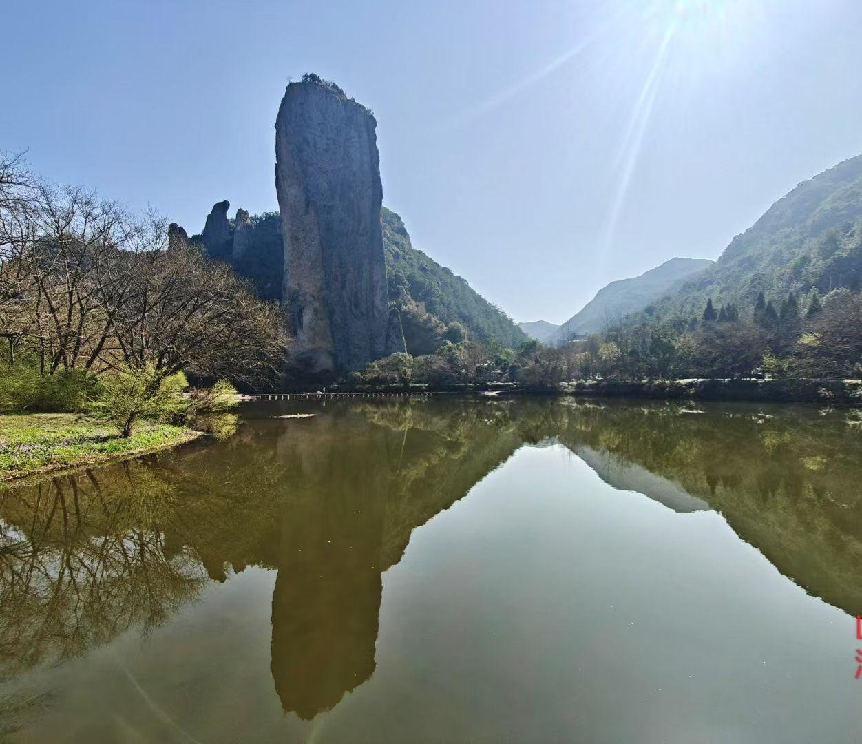春日生活打卡季青山把影子沉进湖水，日光在水面织金，天地像被这汪澄澈的蓝绿，熨成了