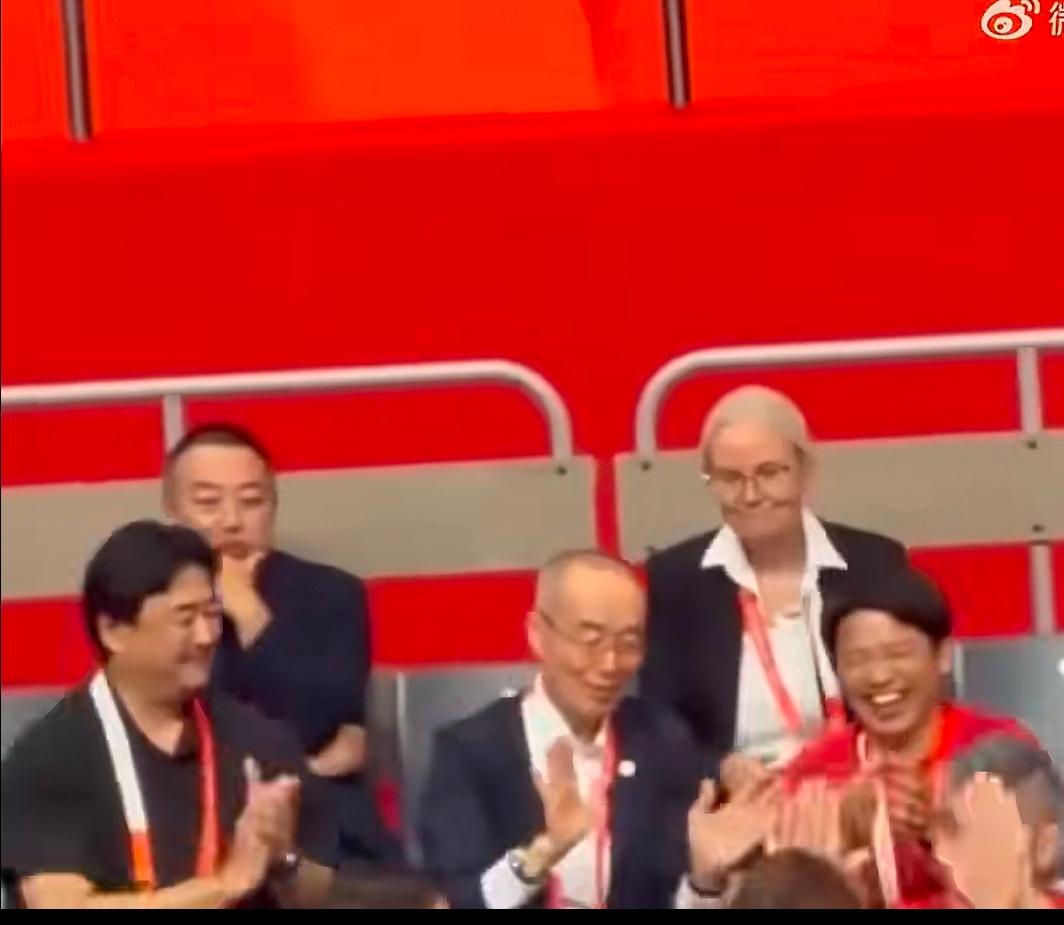 有没有人注意到刘国梁？
     当日本战胜国乒的那一刻，日本高层在看台上欢呼庆