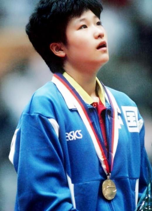 1988年汉城奥运会，20岁的陈静拿下乒乓球女单冠军，成为奥运史上首位该项目金牌