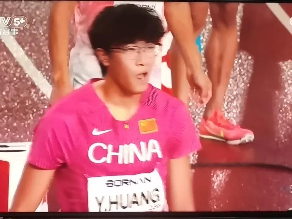 亚运会男子200米决赛，我国小将陈新华夺得银牌。
赛后与刚刚获得银牌的陈妤颉合影