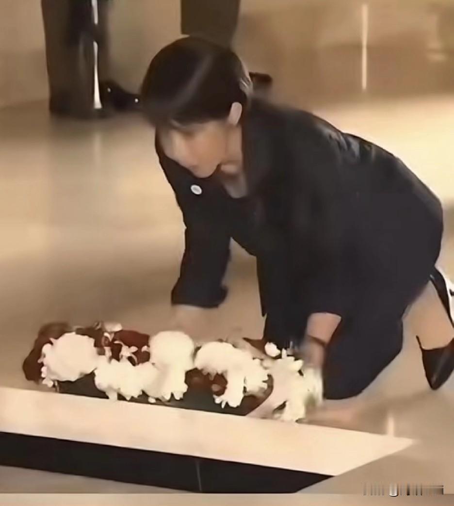 高市早苗在澳大利亚跪了，这一跪彻底暴露了日本的野心，这是一个巨大阴谋。
据环球网